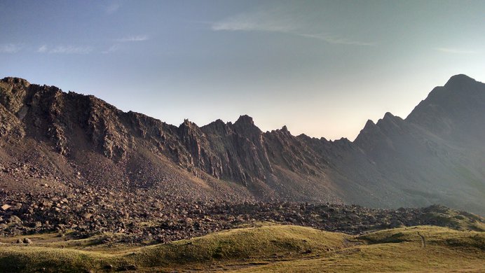 The ridgeline connecting Wetterhorn Peak and Matterhorn Peak