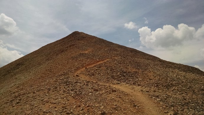 The gravelly red trail up to Redcloud Peak